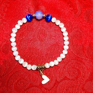NWT Gorgeous Blue and White Cat Eye with golden accents Stretch Bracelet